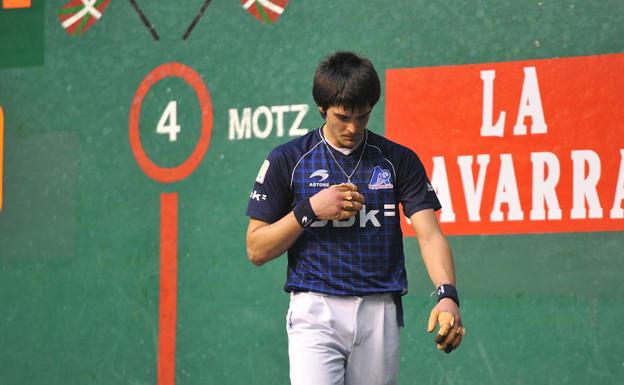 Imagen de Gorka Esteban durante la disputa de la final del torneo Promoción de Mano Parejas en 2011. /UNANUE