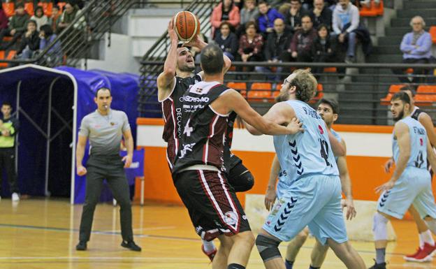 Zubizarreta lanza a canasta ante Serrano y Stainbrook. /Arizmendi