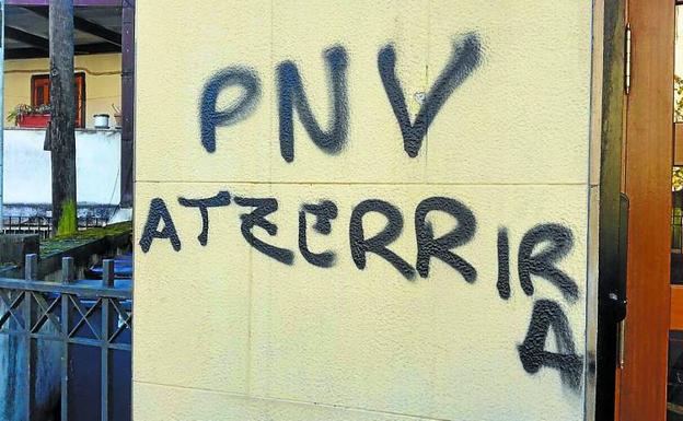 Imagen de las pintadas en el batzoki de Oñati/