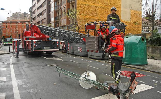 Los bomberos retiran una antena que fue derribada por el viento en la calle Viteri de Errenteria.