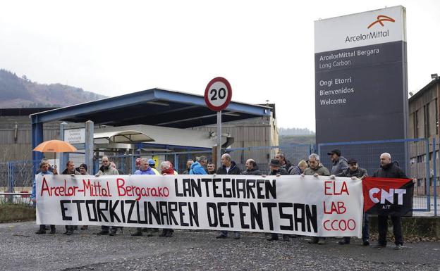 Trabajadores de Arcelor de Bergara, en una concentración en noviembre./LOBO ALTUNA