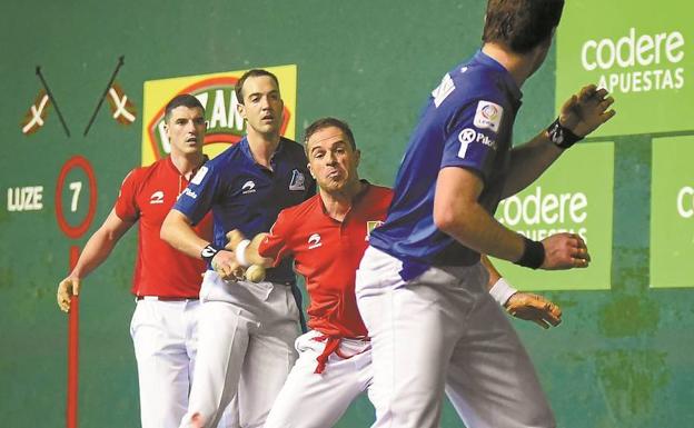 Aimar Olaizola golpea de derecha en presencia de Irribarria, de espaldas, Merino II y Untoria ayer en el Beotibar de Tolosa. /Iñigo Royo