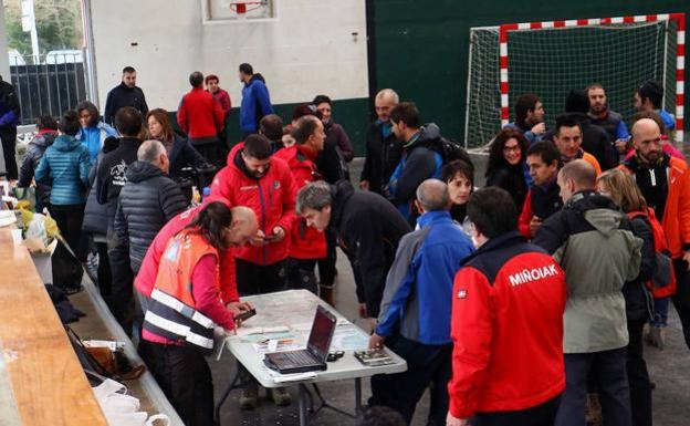 El frontón de Gopegi sirvió ayer de base de operaciones para coordinar las labores de rescate. /JESÚS ANDRADE