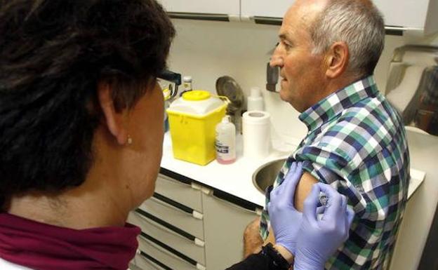 Un hombre se vacuna contra la gripe/