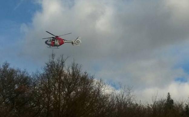 Un helicóptero de la Ertzaintza peina la zona del pantano.