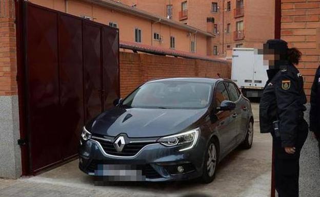 La menor denunciante de sufrir presuntos abusos sexuales por parte de tres exjugadores de la Arandina Club de Fútbol sale del juzgago custodiada por la policía. /RICARDO ORDÓÑEZ