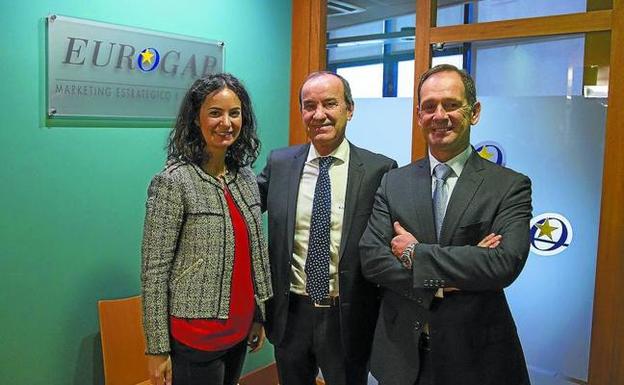 Aitziber Larunbe, Enrique Larumbe y Jesús Alaba posan en las instalaciones de Eurogap, en Donostia. /MICHELENA