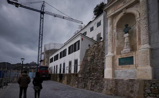 'Aita Mari' arrantzale eta marinelari eskainitako bustoa, Donostiako portuan/Usoz