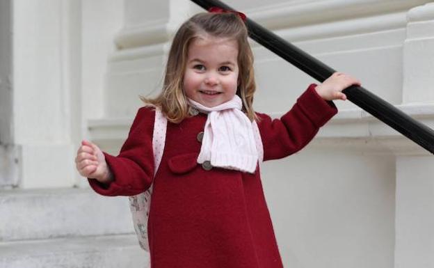 La princesa Charlotte, en su primer día de guardería, con el abrigo de lana color burdeos de Amaia Kids. /AFP