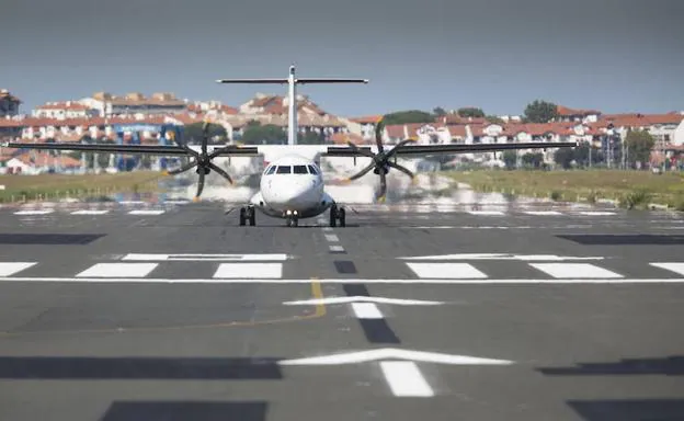 Un avión en el aeropuerto de Hondarribia. /DV