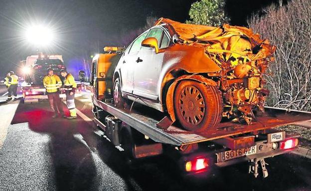 Uno de los coches muestra las huellas del terrible impacto. /JAVIER ROSENDO