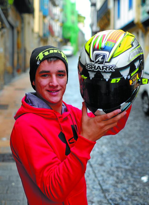 Iker, en la calle Mayor de Irun, con su casco de carreras, ahí lleva la ikurriña.
/F. DE LA HERA