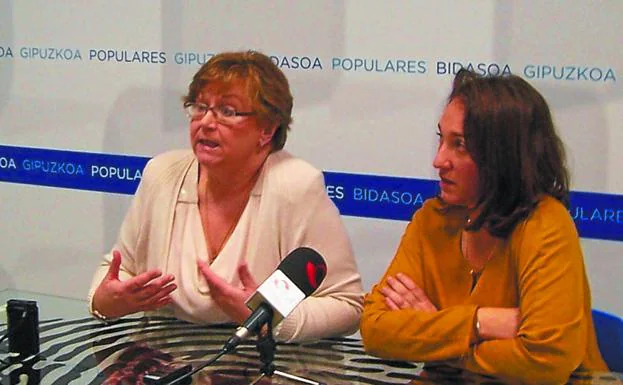Juana de Bengoechea y Muriel Larrea, ayer en la sede del PP./