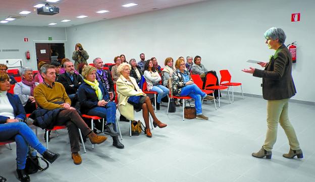 Miren Elgarresta se dirige al público reunido en la sala 2 del Centro Palmera Montero.
/F. DE LA HERA
