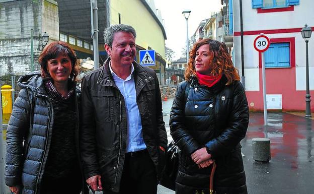 Visita al Uranzu. El alcalde, José Antonio Santano, se acercó ayer a comprobar el desarrollo de las obras en el frontón junto a la técnico de Obras, Ana Baena, y la delegada del área, Cristina Laborda./F. DE LA HERA