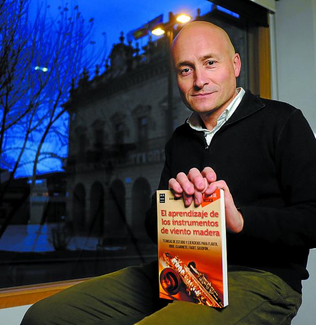 El irundarra Juan Mari Ruiz con su primer libro. /   F. DE LA HERA