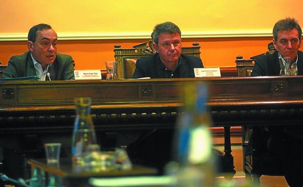 Miguel Ángel Páez, portavoz del PSE; José Antonio Santano, alcalde de Irun, y Xabier Iridoy, portavoz del PNV, en el pleno de presupuestos./DE LA HERA