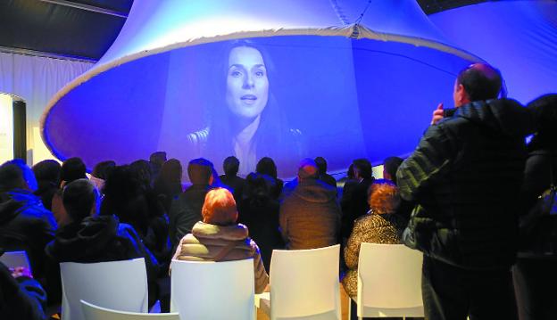 Los testimonios se proyectan bajo tres campanas instaladas en la carpa de la plaza Urdanibia. / F. DE LA HERA