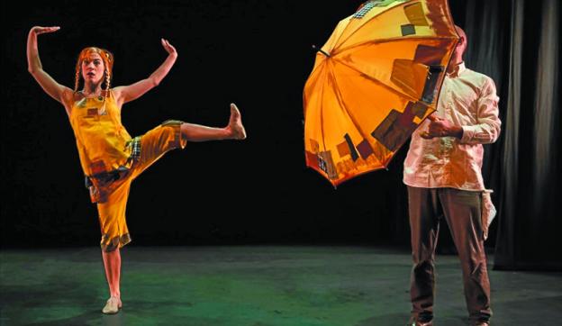 Transmitir emoción. Para sintonizar con los más jóvenes Markeliñe ha recurrido a la danza. /  MARKELIÑE