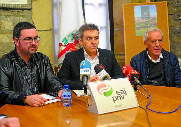 Lander Ugartemendia, Xabier Iridoy y Xabier Txapartegi, en la rueda de prensa de ayer. / F. DE LA HERA