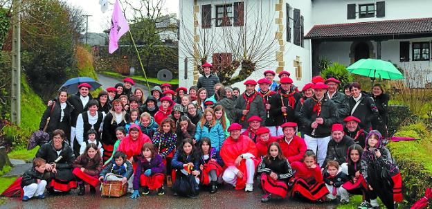 Altzibar auzoan bizilagun ugari elkartu ziren ohiturari jarraipena emateko./BASTEROBERRI