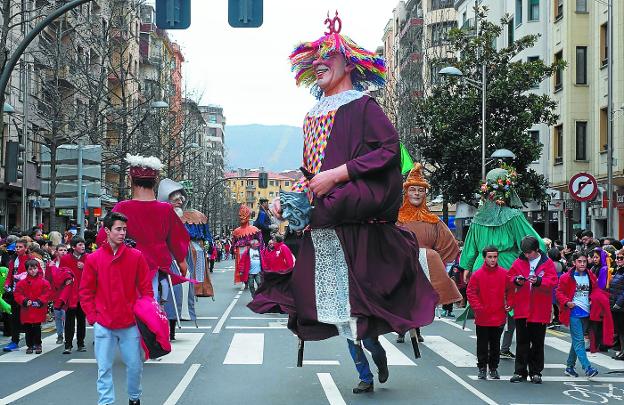 Zanpantzar y su comitiva encabezaron el desfile de Carnaval, en el que participaron 16 comparsas. / FERNANDO DE LA HERA