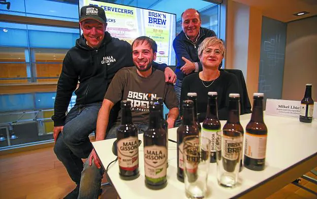 Iván Zabala (Mala Gissona), Mikel Llucia (Cervecería Boulevard), Xabi Arellano (Bidassoa Basque Brewery) y Elena Casuso (Ficoba) presentaron ayer la segunda edición de la feria.
/F. DE LA HERA