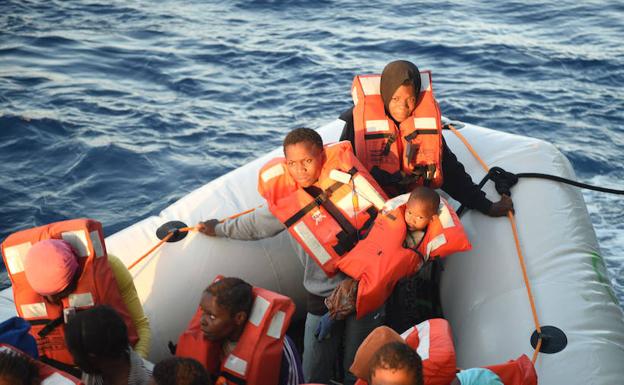 Migrantes rescatados en el Mediterráneo./