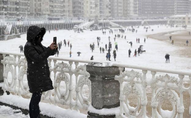 La nieve llegó a la playa de La Concha el pasado 28 de febrero./Juan Herrero