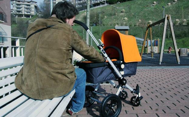 Un padre junto a su hijo. /DV