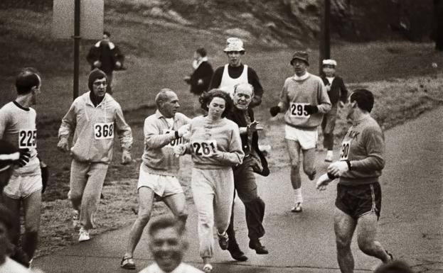 Kathrine Switzer es increpada por un comisario durante el Maratón de Bostón de 1967. Logró cruzar la meta y convertirse así en la primera mujer en completar oficialmente un maratón/