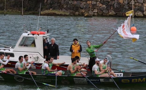 Imagen de la regata de Orio celebrada hace un mes, en la que Hondarribia resultó vencedora. /MICHELENA