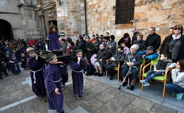 Varios niños vestidos de nazarenos llevan un paso ayer en la procesión de Segura. /José Mari López