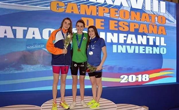 Ainhoa Martín en el centro del podium de la prueba de 200 braza. /Buruntzaldea