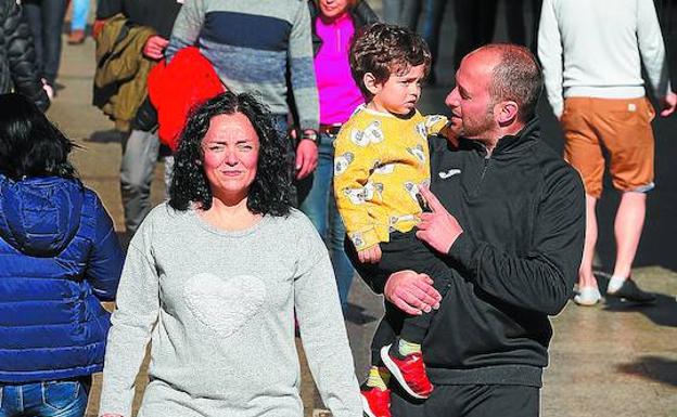 Sonia y Elisendo, con el pequeño Arnau, pasean por la Parte Vieja. /ARIZMENDI