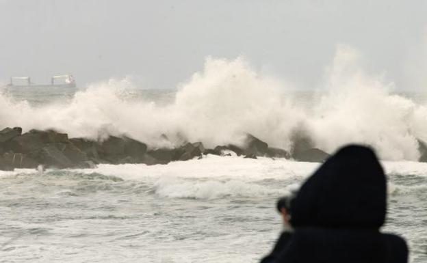 Las olas alcanzaron la costa con intensidad. /