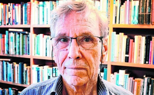 Oz, en su casa de Tel Aviv, cerca de la universidad donde ha sido profesor durante 56 años. /M. AYESTARAN