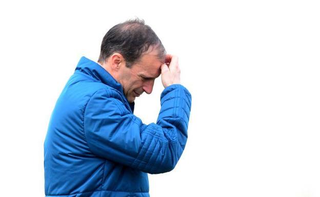 Massimiliano Allegri, pensativo, en el último entrenamiento de la Juventus. /Reuters