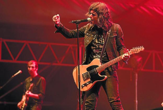 Raúl Gutierrez 'Rulo', en el concierto que ofreció con la Contrabanda el año pasado en Sagüés. /  S. SANTOS