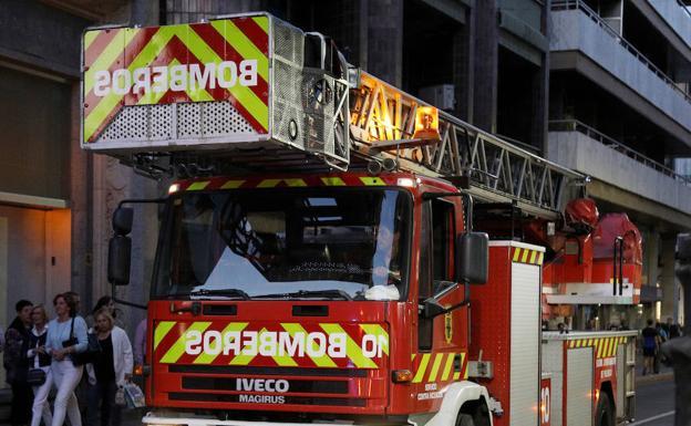 Camión de bomberos en la Calle Mayor./ANTONIO QUINTERO