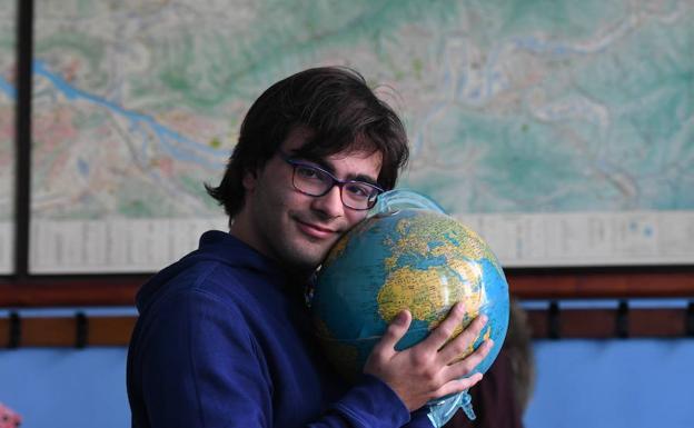 Julen Ortiz posa en su aula del colegio Escolapios con la bola del mundo./Luis Ángel Gómez