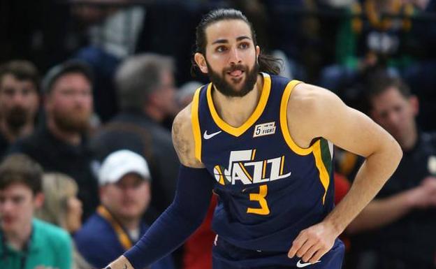 Ricky Rubio bota el balón. /Efe