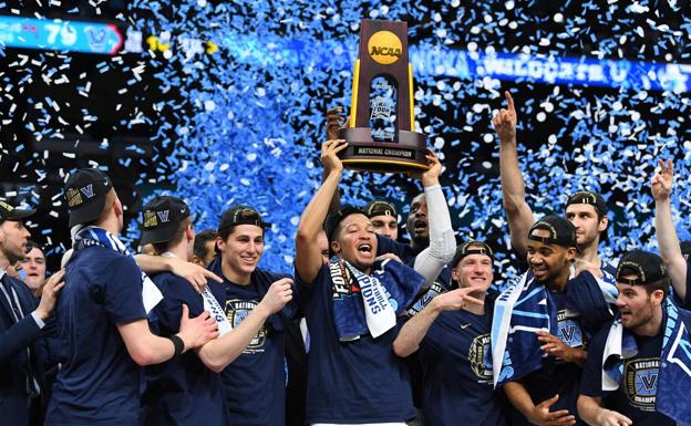 Los Wildcats reciben el trofeo de campeones. /Reuters