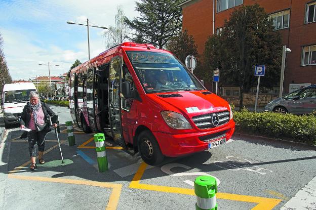 El microbus que realiza el trayecto de la nueva línea se detiene frente al Ambulatorio Centro./FOTOS: FERNANDO DE LA HERA