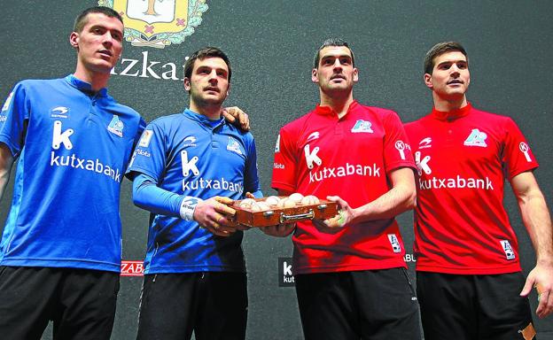 Beñat Rezusta, Danel Elezkano, Joseba Ezkurdia y José Javier Zabaleta muestran en el Bizkaia de Bilbao las pelotas con las que el domingo jugarán la final del Campeonato de Parejas./Arizmendi