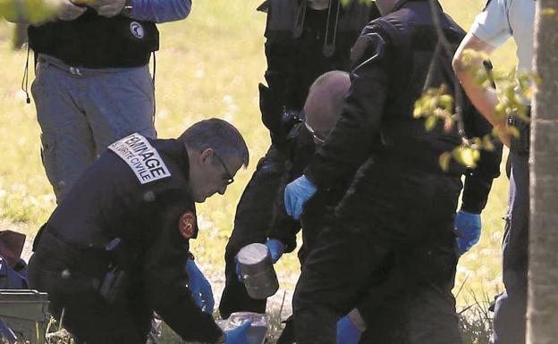 Gendarmes inspeccionan las armas de ETA/Reuters