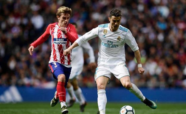 Griezmann y Ronaldo disputan un balón. /Afp