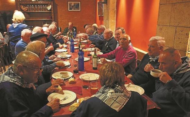Antiguos arrantzales disfrutando del hamaiketako