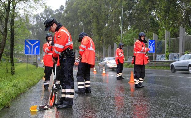 Agentes de la Ertzaintza analizan el lugar del accidente.