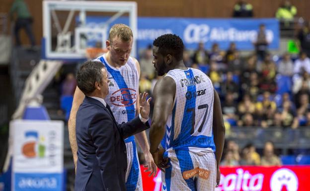 Fisac da instrucciones a Clark y Fakuade en Tenerife. /M. Barreto